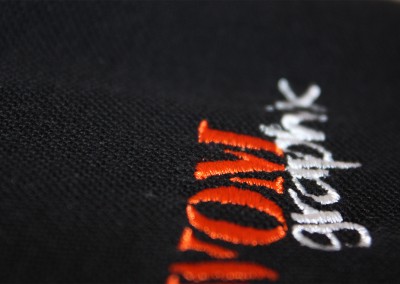 Logostick auf Poloshirt